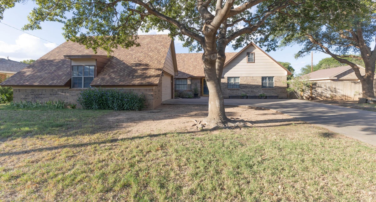 Front exterior of 1411 6th Street in Shallowater