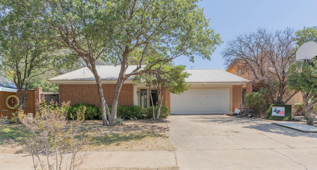 Front exterior of 7705 Dixon Avenue in Lubbock